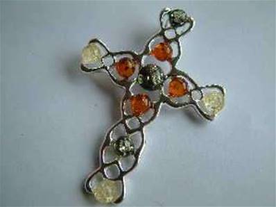 AMBER CROSS PENDANT SET WITH THREE COLOURS OF AMBER.   BM2H031002