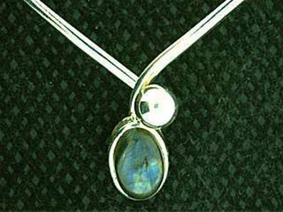 925 SILVER TORK STYLE NECKLACE FEATURING A LARGE OVAL CABOCHON IN LABRADORITE. ND2181