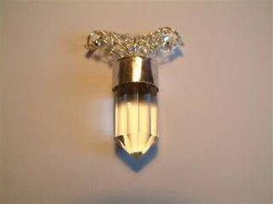 FILIGREE DETAIL SILVER PENDANT WITH SINGLE POINT QUARTZ CRYSTAL. 7g. FLQUPEND