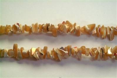 MOTHER OF PEARL GEM CHIP NECKLACE. 24" LONG. 30g. SPR870