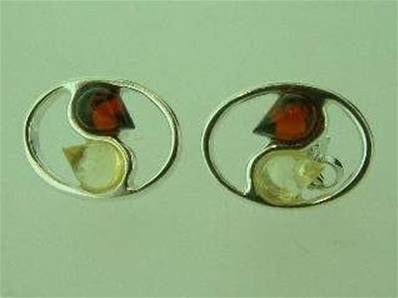 AMBER & SILVER YING YANG STYLE TWO TONE STUD EARRINGS. 1.5CM ACROSS APROX. 9L0290021
