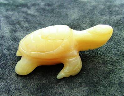 TURTLE CARVING IN MOTHER OF PEARL. SP8240POL