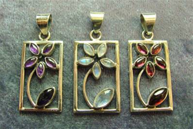 925 SILVER PENDANT IN WITH FLOWER DESIGN. 5.904
