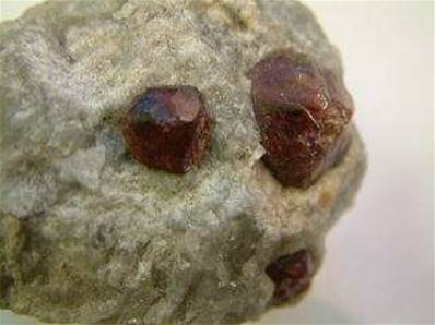 GARNET IN MICACEOUS QUARTZ 7-9CM 350-450g GARN01
