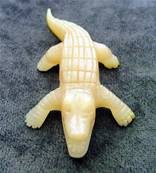 CROCODILE CARVING IN MOTHER OF PEARL. SP8239POL