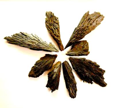 BLACK KYANITE FAN CRYSTAL SPECIMENS 'A' GRADE, 1Kg BAG.   SPR13787WHB