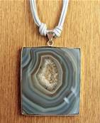 CORD NECKLACE FEATURING A LARGE SQUARE CUT AGATE SLICE. SP8083