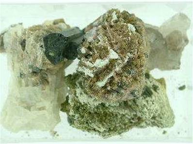 TRAY OF ASSORTED TOURMALINE & RUTILATED QUARTZ WITH EPIDOT SPECIMENS (SINGLE LOT). WHTRAYTURQTZEP