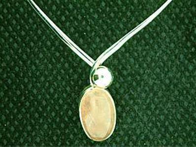 925 SILVER TORK STYLE NECKLACE FEATURING A LARGE OVAL CABOCHON IN ROSE QUARTZ. NRQ2181