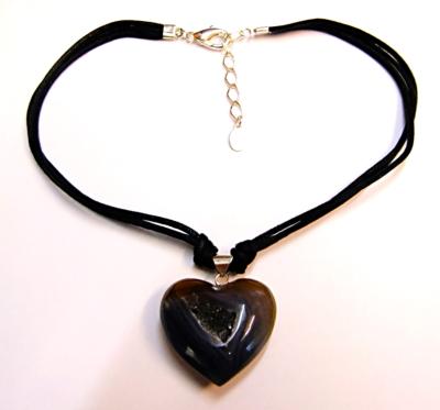 AGATE GEODE HEART PENDANT ON BLACK CORD.   SP10605PENDBX
