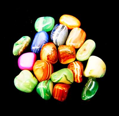 COLOURED AGATE POLISHED TUMBLE STONES (500g BAG).    SPR12916WHA