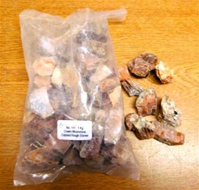 CREAM MOONSTONE COBBED ROCK (500g BAG).   SPR9381WH