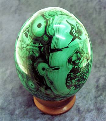 MALACHITE EGG WITH WOODEN DISPLAY STAND. SP8423POL