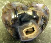 AGATE POLISHED HEART FEATURING DENDRITIC MOSS INCLUSION. 147 X 125 X 43MM APROX. 1.110Kg.