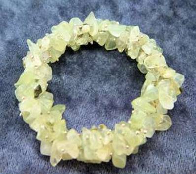 MULTI CHIP ELASTICATED CLUSTER BRACELET IN PREHNITE.   SPR3959BR