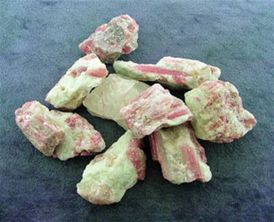 RUBELLITE IN QUARTZ CRYSTAL CHIPS (BRAZIL) 1Kg BAG. SP7915WH