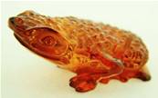 FROG CARVING IN BALTIC AMBER. SPR2738