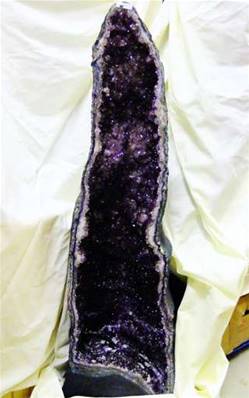 AMETHYST CAVE SPECIMEN 'SORCERER'S KEEP' (URAGUAY). SP4158CAV