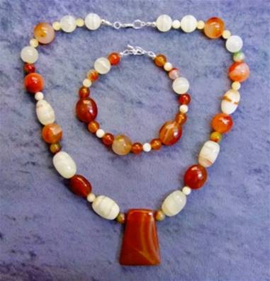 AGATE WITH CARNELIAN BEAD NECKLACE & BRACELET SET. SP8687