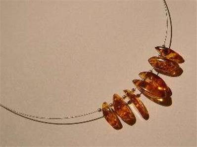AMBER PIECES ON SILVER-WIRE NECKLACE 1-1.5CM PIECES PENAMB4