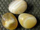 TUMBLED BANDED AGATE PEBBLES. 2 -2.5CM ACROSS. 8 - 12g. SP1193POL