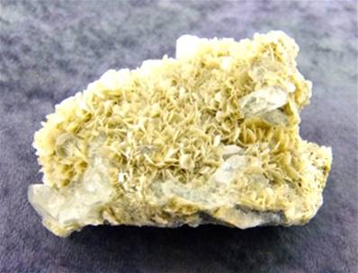 AQUAMARINE WITH MICA FORMATIONS. SP8872