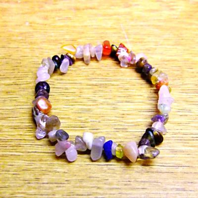ELASTICATED MIXED GEMSTONE CRYSTAL CHIP BRACELET.    SPR14299BR