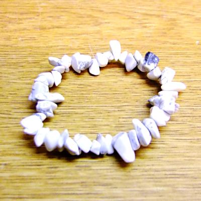 ELASTICATED WHITE HOWLITE CRYSTAL CHIP BRACELET 10 PACK.    SPR14293BRWH