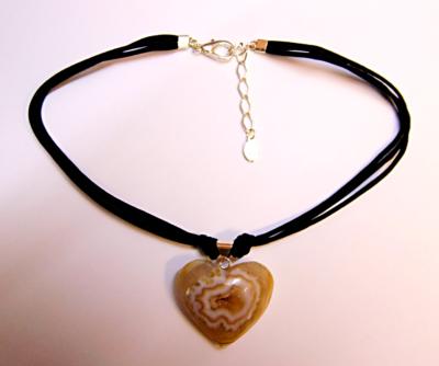 AGATE GEODE HEART PENDANT ON BLACK CORD.   SP10569PENDBX
