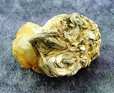 AQUAMARINE ON MICA MATRIX SPECIMEN. SP6297