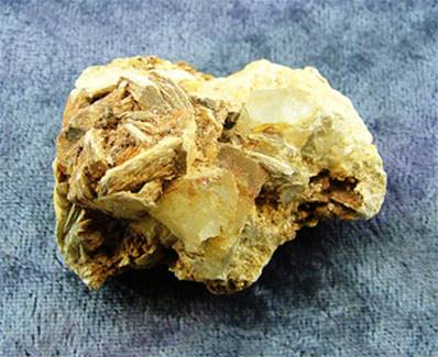 AQUAMARINE WITH MICA CRYSTAL SPECIMEN. SP6292