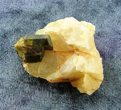 GREEN TOURMALINE CRYSTALS ON QUARTZ SPECIMEN. SP6295