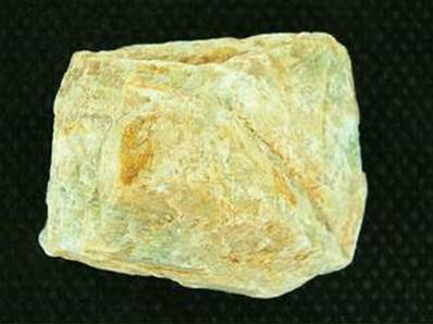 AQUAMARINE ROUGH CRYSTAL SPECIMEN. 87 X 62 X 66MM APROX. 500g. SP1840