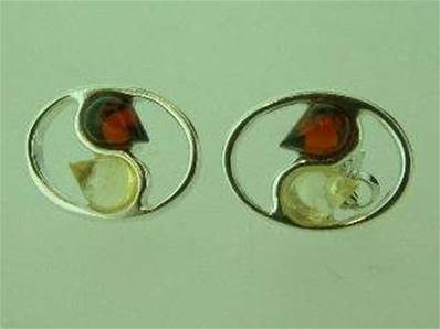 AMBER & SILVER YIN YANG STYLE TWO TONE STUD EARRINGS. 1.5CM ACROSS APROX. 9L0290021