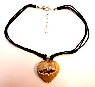 AGATE GEODE HEART PENDANT ON BLACK CORD.   SP10603PENDBX