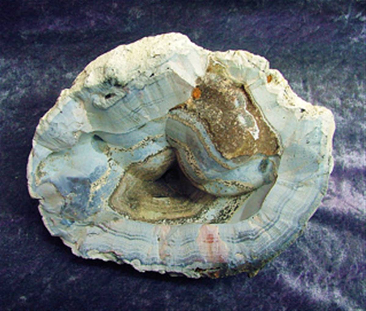 CHALCEDONY/ AGATE GEODE SPECIMEN. SP7558SHLF