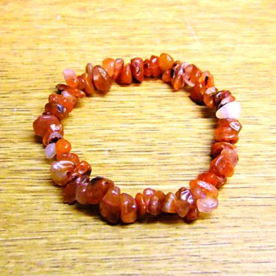 ELASTICATED CARNELIAN CRYSTAL CHIP BRACELET.   SPR14295BR