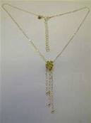 925 SILVER FLOWER PETAL DESIGN PENDANT NECKLACE FEATURING PERIDOT CABS ON AN 18" CHAIN. NP2370
