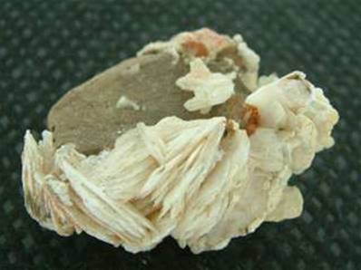 BARITES WITH VANADANITE CRYSTALS. SP618