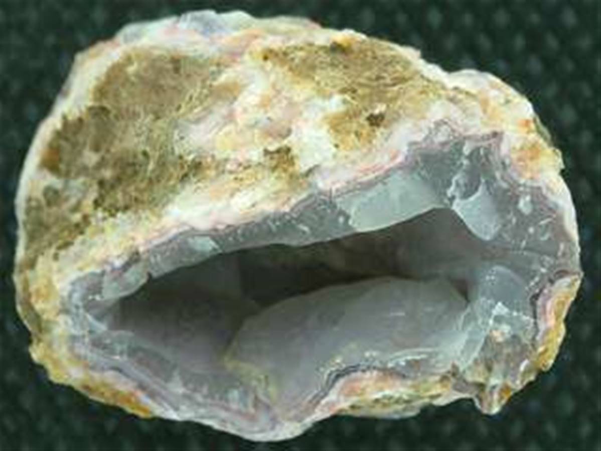 CHALCEDONY GEODE SPECIMEN. 75 X 47 X 43MM APROX. 176g. SP918