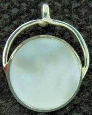925 SILVER PENDANT FEATURING A ROUND DISC IN WHITE MOTHER OF PEARL. SPR1417PEND