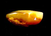 CRESCENT MOON CARVING IN AGATE.   SP14430POL